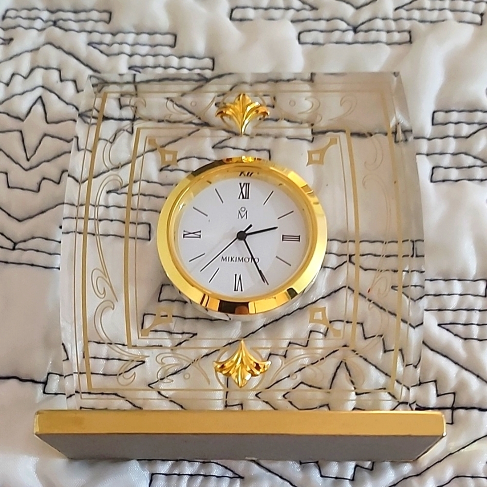 ❤️ MIKIMOTO Clear Lucite Battery desk Clock Gold Bezel Quartz Movement